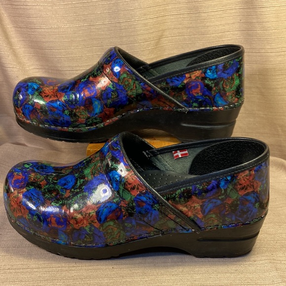 Sanita flower motif clogs in GUC - Picture 8 of 16